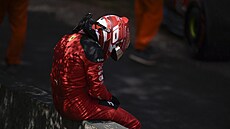 Charles Leclerc smutní po nehod ve Velké cen Brazílie jet ped jejím...