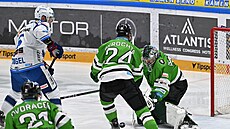 Brn�nský úto�ník Luká� Cingel p�ed boleslavským obráncem Filipem Pyrochtou (24)...