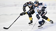 Litvínovský úto�ník Mat�j Ma�talí�ský brání libereckého forvarda Kellyho Klímu.