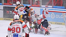 Pardubický branká� Roman Will odolává olomouckému tlaku a hlásí, �e má kotou�.