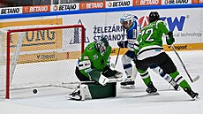 Úto�ník Komety Petr Holík propasíroval puk za boleslavského branká�e Filipa...