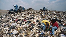 Do roku 2001 na tamjí skládce pistálo celkem kolem 150 milion tun odpadu,...