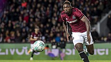 Victor Olatunji se �ene za mí�em v utkání s Bohemians