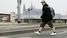 Chodec jde mimo p�echod. Jak posoudit st�et s autem?