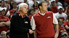 Bob Knight (vlevo) se svým synem Patem bhem kouování basketbalového celku...