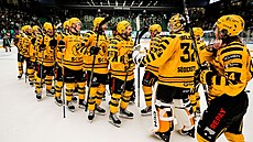 Hokejisté védského celku Skellefte&#229; se radují z vítzství, které jim...