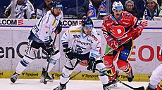 Petr Chlán s kotou�em v utkání s Pardubicemi.