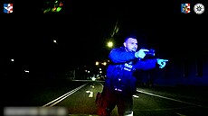 Na prchajícího �idi�e musel policista namí�it zbra�