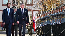 Slovenský premiér Robert Fico se slovenským ministrem obrany Robertem Kaliňákem...