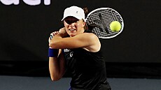 Polka Iga �wiateková sleduje balonek b�hem semifinále Turnaje mistry�.