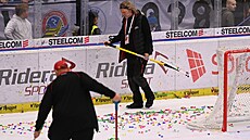 Pořadatelé uklízí konfety v zápase mezi V9tkovicemi a Třincem.