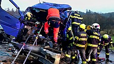 Jednoho z �idi�� museli hasi�i vyprostit ze zdemolované kabiny.