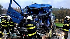 Havarované nákladní vozy zcela zablokovaly silnici mezi Pískem a Táborem.