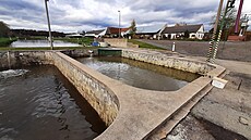 Zlod�ji vypustili jednu z nádr�í a vylovili z ní p�es 200 kapr�.