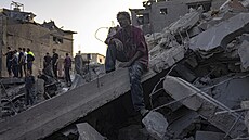 Palestinci hledají peiví po izraelském bombardování v uprchlickém táboe...