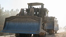 Izraelské buldozery jedou bhem vojenské akce v Gaze. (6. listopadu 2023)