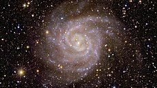 Na snímku je vidt spirálovitá galaxie zvaná Skrytá galaxie", známá také jako...