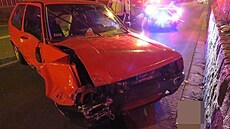 Auto havarovalo pi honice s policejním autem v Hradci Králové. (3. 11. 2023)