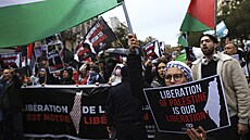 Lidé se úastní demonstrace poadující pímí v Gaze, ukonení nálet a...