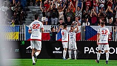 �e�tí fotbalisté se radují z gólu proti Ukrajin�.