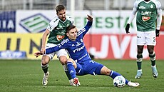 Jablonecký David Houska (vlevo) se sna�í dostat k mí�i p�es Jana Vodhán�la z...