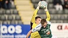 Olomoucký gólman Tomá� Diga�a zachytává jablonecký centr.