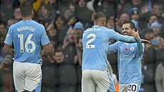 Bernardo Silva oslavuje se spoluhrá�i vst�elený gól proti Bournemouuthu