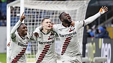 Hrái Leverkusenu se radují z gólu proti Hoffenheimu. Zleva Jeremie Frimpong,...