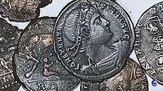 Bronzové mince z dob ímského impéria, které nael v moi italský potáp. (4....