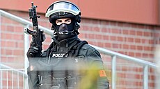 Nmetí policisté zasahující u koly v Hamburku, kde se podle zpráv ve tíd...