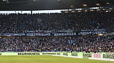 Sedmnáct tisíc fanou�k� Hamburku v Hannoveru. Je to nejv�t�í náv�t�va...