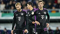 Nechápeme, co se to stalo. Thomas Müller (vpravo) a Konrad Laimer z Bayernu...
