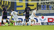 Manuel Neuer p�ekonán, Marcel Gaus (�. 19) ze Saarbrückenu se raduje, práv�...