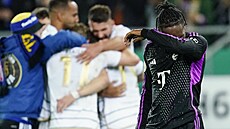 Hrá�i t�etiligového Saarbrückenu se radují, Mathys Tel z Bayernu Mnichov si...