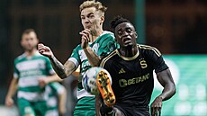 Jan Matouek z Bohemians a sparan James Gomez v souboji v pohárovém utkání.