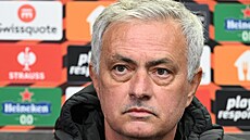 Slavný portugalský kou José Mourinho z AS ím na tiskové konferenci v praském...