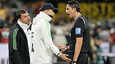 Thomas Tuchel, trenér Bayernu, se bhem duelu v Dortmundu dohaduje s rozhodím...