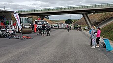 Chodci a cyklisté u� m�li mo�nost se po havlí�kobrodském jihovýchodním obchvatu...