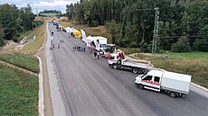 Chodci a cyklisté u� m�li mo�nost se po havlí�kobrodském jihovýchodním obchvatu...