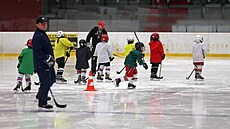 Led na zimním stadionu v Kotlin je neustále plný. Trénují na nm hokejisté...