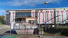 Rekonstrukci kulturního domu v Pibyslavi prodluují rzné neoekávané skutenosti, které stavebníci za pochodu eí. Budova byla stavna amatérsky v socialistické Akci Z. Výraznou ástku proto ukrojí i z letoního rozpotu tytisícového msta.
