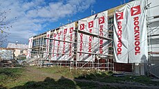 Rekonstrukci kulturního domu v Pibyslavi prodluují rzné neoekávané skutenosti, které stavebníci za pochodu eí. Budova byla stavna amatérsky v socialistické Akci Z. Výraznou ástku proto ukrojí i z letoního rozpotu tytisícového msta.