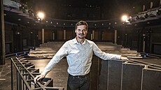 Jaroslav Slánský vystudoval �inoherní herectví na DAMU. V m�stském divadle...