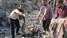 Hledání obtí po izraelských úderech v uprchlickém táboe Dabálija v severní...