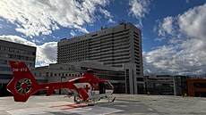 Vrtulník moravskoslezských záchraná�� let�l pro mu�e, který spadl do nádr�e s...