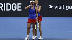 Kateina Siniaková a Barbora Krejíková se radí v zápase finálové skupiny...