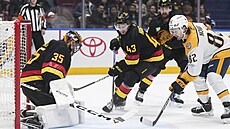 Branká� Thatcher Demko z Vancouveru �elí �anci  Tommyho Novaka z Nashvillu....