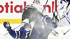 Mitchell Marner z Toronta na led� po souboji v zápase s Los Angeles.