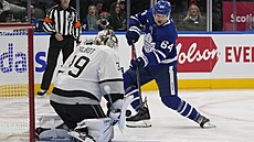 David Kämpf z Toronta v �anci p�ed branká�em Camem Talbotem z Los Angeles.