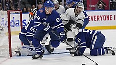 David Kämpf z Toronta vyvá�í puk z brankovi�t� v zápase s z Los Angeles.